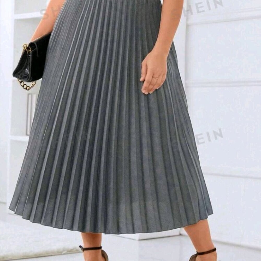Plus Size Solid Color Pleated Midi Skirt - Picture 7 of 9